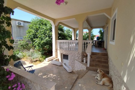 Pirovac - samostojeća kuća s dva stana, 169 m2