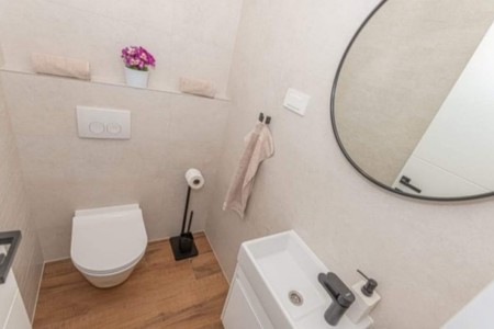 Vodice - nova namještena kuća za odmor s bazenom, 135 m2