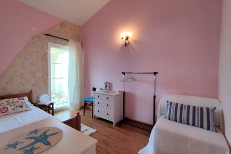 Pirovac - samostojeća kuća s dva stana, 169 m2