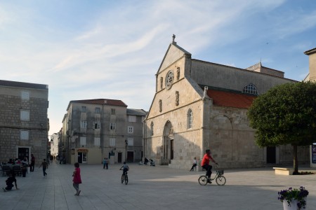 Pag, Centar - kuća na 4 etaže 60 metara od mora, 250 m2