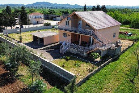 Sveti Filip i Jakov , renovirana kuća u mirnom dijelu, 220 m2
