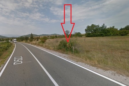 Udbina, Komić - poljoprivredna zemljišta dijelom uz državnu cestu, 18250 m2