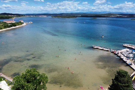 Pašman, Kraj – kuća s tri stana 300 m od pješčane plaže, 229 m2