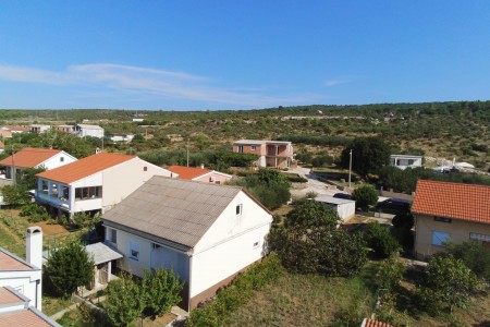 Posedarje - samostojeća kuća s dva stana 155 m2 i garažom 21 m2