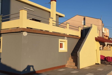 Nin - kuća s 4 apartmana prvi red do mora, 166 m2