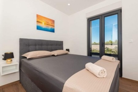 Vodice - nova namještena kuća za odmor s bazenom, 135 m2