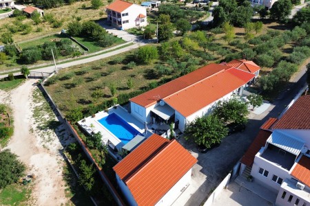 Suhovare - kuća za odmor s bazenom i pomoćnim objektima