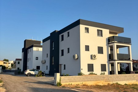 Privlaka – penthouse s krovnom terasom i pogledom na more, novogradnja, 141 m2