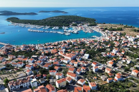 Rogoznica- centar – kuća sa 7 apartmana i pogledom na more, 330,49 m2