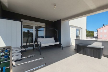 Bibinje - trosoban stan s pogledom na more, 148 m2