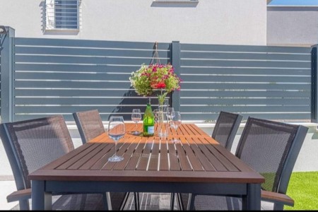 Vodice - nova namještena kuća za odmor s bazenom, 135 m2