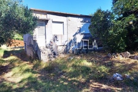 Sukošan, Debeljak - kuća 74 m2 i pomoćni objekat na zemljištu od 2096 m2