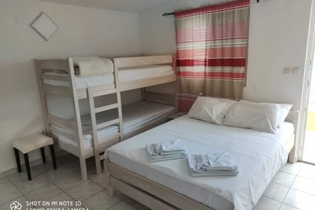 Nin - kuća s 4 apartmana prvi red do mora, 166 m2