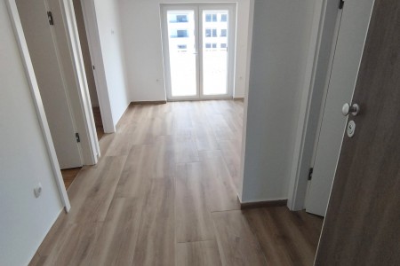 Turanj – novi trosoban apartman prvi red do mora, 72 m2