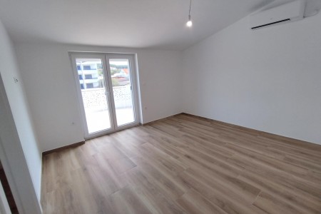 Turanj – novi trosoban apartman prvi red do mora, 72 m2