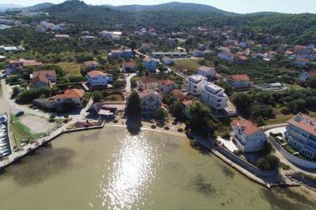 Pašman, Kraj - kuća prvi red do mora, na pješčanoj plaži, 236 m2