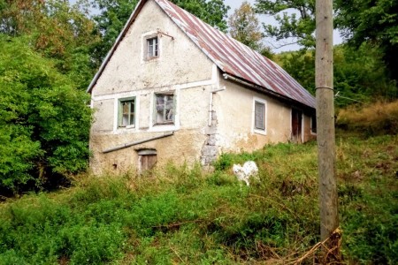 Udbina, Komić, 4 objekta na imanju od 20 hektara