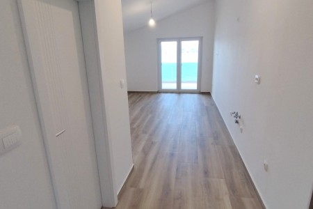 Turanj – novi trosoban apartman prvi red do mora, 72 m2