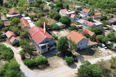 Skradin, Plastovo – kuća s tri stana, 200 m2