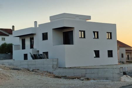 Zadar, Ploča – trosoban stan s bazenom, novogradnja