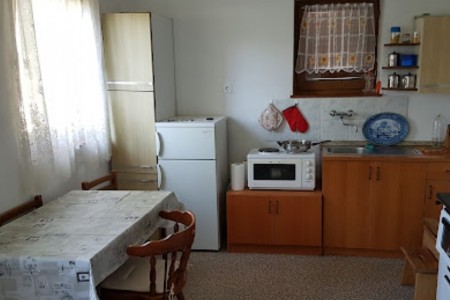 Gospić - kuća s pomoćnim objektom 80 m2 i dvor 1126 m2