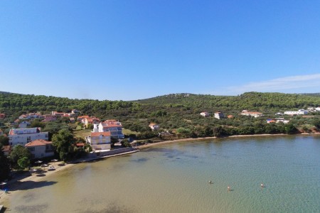 Pašman, Kraj - kuća prvi red do mora, na pješčanoj plaži, 236 m2