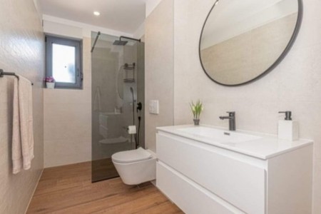 Vodice - nova namještena kuća za odmor s bazenom, 135 m2