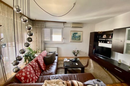 Zadar, Bulevar – dvosoban stan s pogledom na more, 76 m2