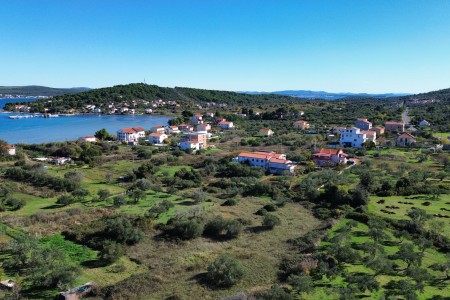 Pašman, Mrljane - građevinsko zemljište ispod otočke ceste, 500 m2