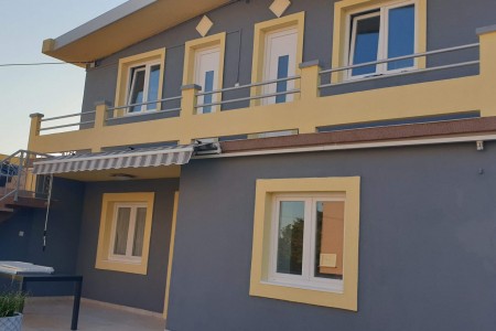 Nin - kuća s 4 apartmana prvi red do mora, 166 m2