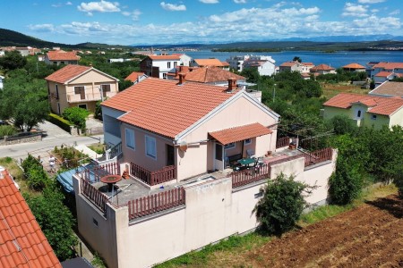 Pašman, Kraj – kuća s tri stana 300 m od pješčane plaže, 229 m2