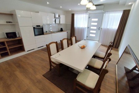 Zadar, Relja - renovirani stan na dobroj poziciji, 120 m2