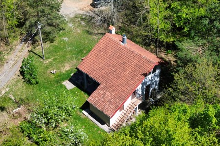 Gračac, Štikada - uređena kuća za odmor na početku šume, 81 m2