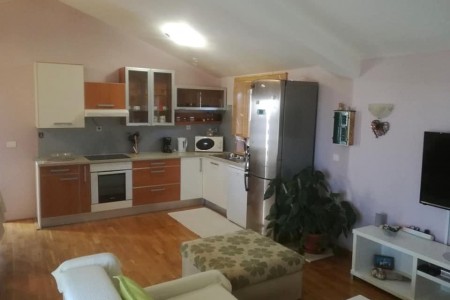 Sveti Filip i Jakov - kuća s 3 apartmana, garažom i podrumom, 220 m2