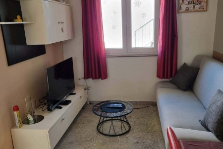 Nin - kuća s 4 apartmana prvi red do mora, 166 m2