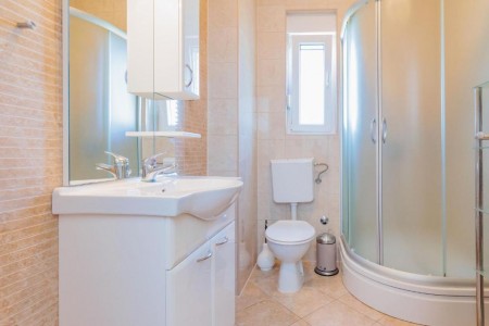 NIN - jednosoban apartman s bazenom i dvorištem – 54 m2
