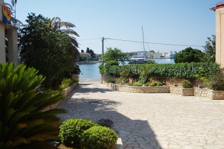 Zadar, Brodarica - dvoetažni stan s velikom terasom, 90 m2