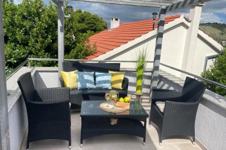 Rogoznica- centar – kuća sa 7 apartmana i pogledom na more, 330,49 m2