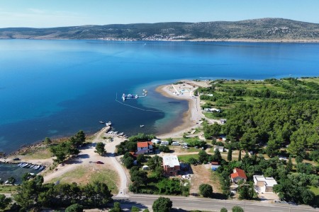 Starigrad - građevinsko zemlji&scaron;te pravilnog oblika, 450 m od plaže, 400 m2