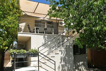 Murter, Betina - kuća s četiri apartmana, 100 m od plaže, 219 m2