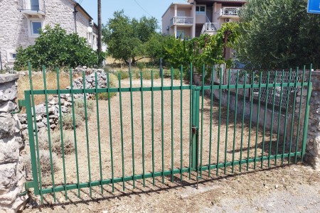Pirovac - samostojeća kuća s dva stana, 169 m2