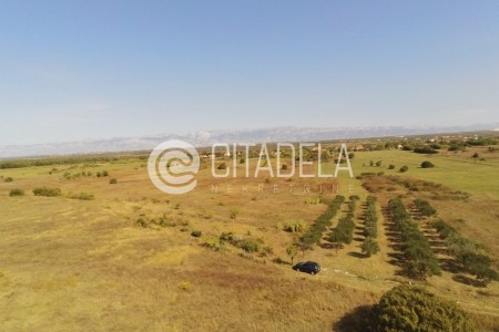 Zemunik - poljoprivredno zemlji&scaron;te uz put, 3302 m2