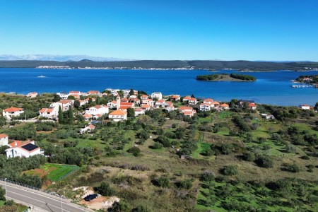 Pašman, Mrljane - građevinsko zemljište ispod otočke ceste, 500 m2