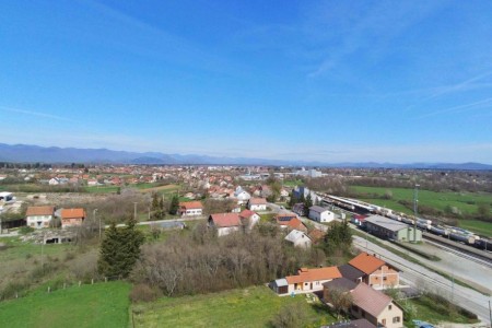 Gospić - kuća s pomoćnim objektom 80 m2 i dvor 1126 m2