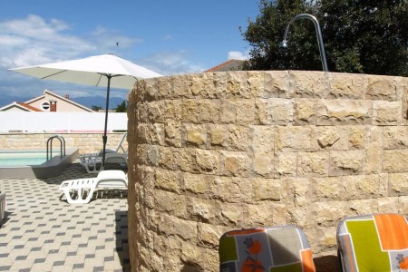 NIN - jednosoban apartman s bazenom i dvorištem – 54 m2