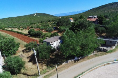 Sukošan, Debeljak - kuća i pomoćni objekat na zemljištu od 2096 m2