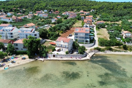 Pašman, Kraj – kuća s tri stana 300 m od pješčane plaže, 229 m2