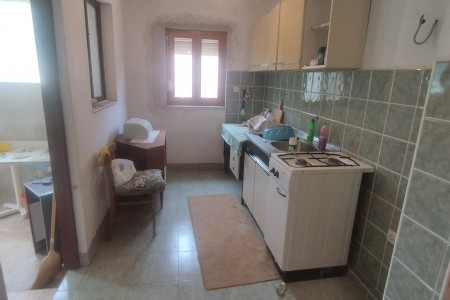 Sukošan, Debeljak - kuća 74 m2 i pomoćni objekat na zemljištu od 2096 m2