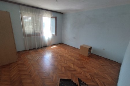 Gračac, Srb - kuća na mirnoj lokaciji s pogledom, 107 m2