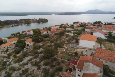 Raslina - građevinsko zemljište s pogledom na more, 1343 m2